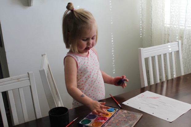 Amalia alkoi innostuneena maalaamaan äidille äitienpäiväkorttia heti lahjan annon jälkeen
