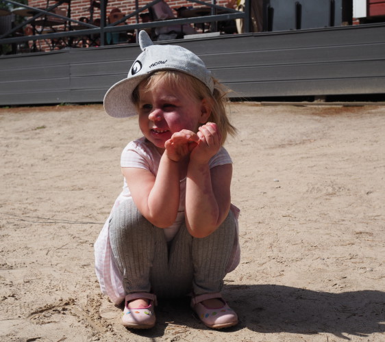 Amalia ihailee hiekkaveistoksia