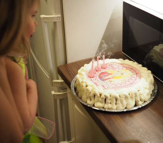 Amalia oli niin aidosti onnellinen nähtyään kakun ja huudahti minulle: äiti miten sinä osasitkaan ;) 