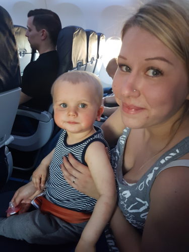 Äiti ja Milo lentokoneessa