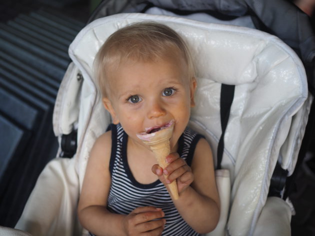 Milo syö jäätelöä